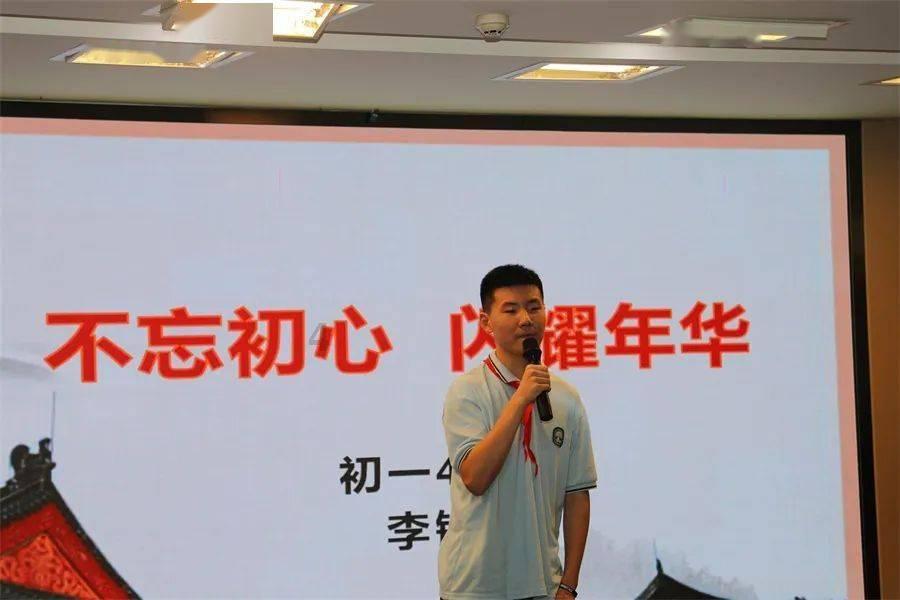 父亲还打16岁的儿子只因父亲心情不好父亲在家打已经17岁的孩子，并且也打孩子的母亲，怎么办？游戏画面